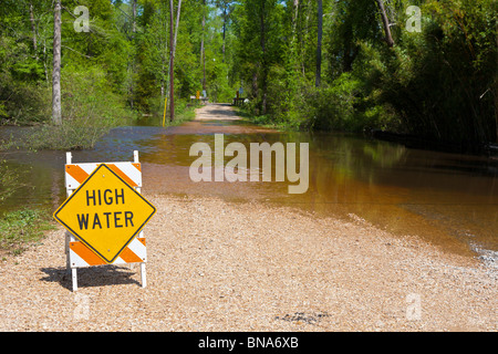 Abita le molle, LA - Mar 2009 - segno avverte di acqua alta sulle strade inondate nelle zone rurali Abita Springs, Louisiana Foto Stock