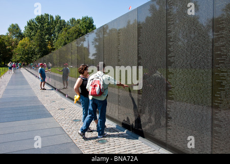 Washington DC - Settembre 2009 - Visitatori ricerca di soldati caduti sulla parete del Vietnam Veterans Memorial a Washington DC Foto Stock