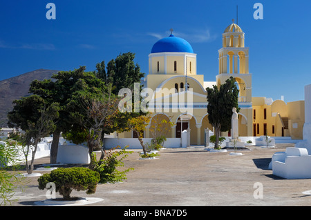 Una chiesa nel villaggio di Oia - Santorini Island, Grecia. Foto Stock
