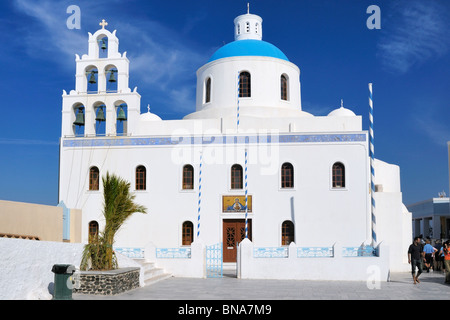 La principale chiesa di Panagia Platsani si trova presso la Piazza della Caldera di Oia - Santorini Island, Grecia. Foto Stock