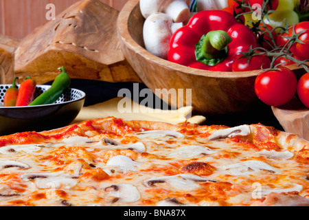 Pizza prosciutto e funghi Foto Stock