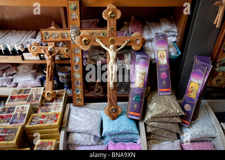 L'iconografia religiosa souvenir per la vendita al mercato Muristan nel quartiere cristiano della città vecchia di Gerusalemme Est Israele Foto Stock