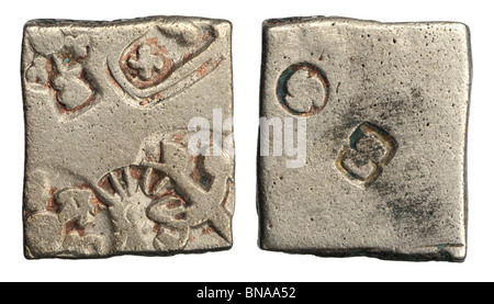 Indiano antico argento punzone moneta. Vidharba (600-300 a.C.) Obv:  Swastika / albero / Sun / Standard con taurine Foto stock - Alamy