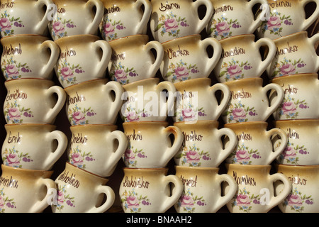 Porcellanato sul display in ceramica fiera artigianale (Keramicke trhy) in Pezinok, Slovacchia. Foto Stock