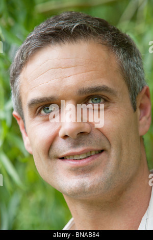 L'uomo 30s headshot Foto Stock