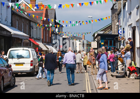 Il fieno centro città decorate con bunting e affollata di turisti durante il Festival di fieno fieno 2010 on Wye Powys Wales UK Foto Stock