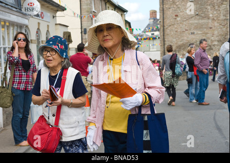 I turisti giapponesi passeggiando nel centro della città di Hay on Wye Powys Wales UK Foto Stock