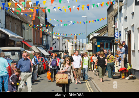 Il fieno centro città decorate con bunting e affollata di turisti durante il Festival di fieno fieno 2010 on Wye Powys Wales UK Foto Stock