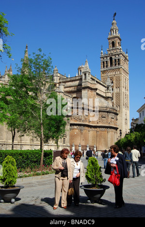 La cattedrale e la torre Giralda di Siviglia, provincia di Siviglia, in Andalusia, Spagna, Europa occidentale. Foto Stock