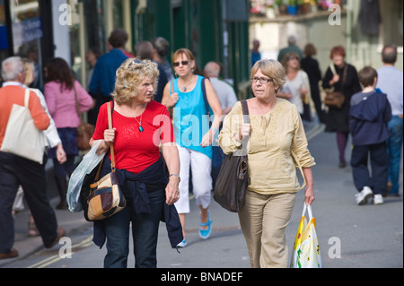 Centro città affollate di persone durante lo shopping Hay Festival 2010 a Hay on Wye Powys Wales UK Foto Stock