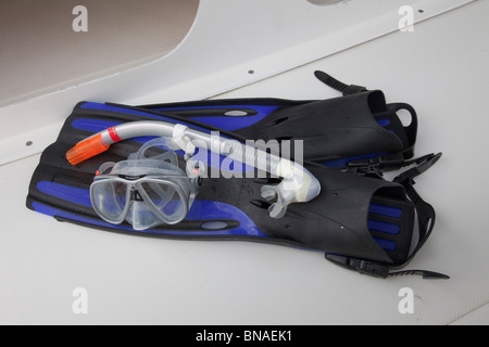 Le pinne, fare snorkeling e la maschera sul ponte della barca. Foto Stock