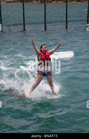 Tourist dolphin sci, armi in aria. Foto Stock