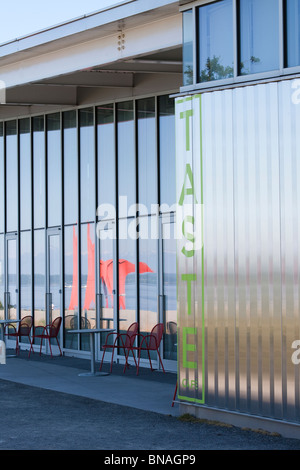 Café Gusto, Olympic Sculpture Park - Seattle, Washington - la riflessione di Alexander Calder's Eagle nella finestra . Foto Stock