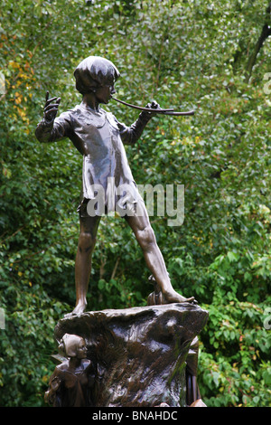 Statua di bronzo di Peter Pan il ragazzo che non è cresciuto fino a Kensington Gardens Hyde Park Londra Foto Stock