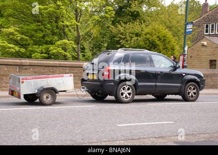 Auto con traino di un rimorchio wonky Foto Stock