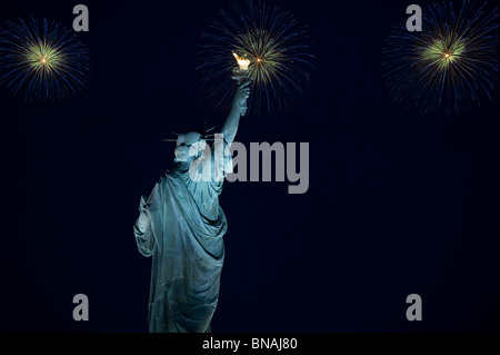 Statua della libertà con i fuochi d'artificio in background Foto Stock