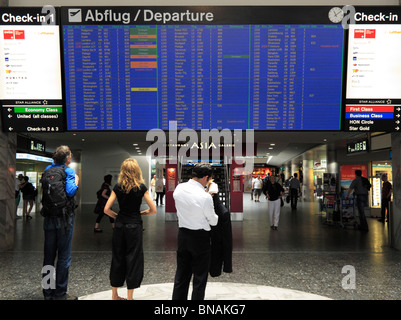 Il check-in il terminal 1 per Partenze Internazionali, Zurigo Kloten Aeroporto (ZRH/LSZH) Svizzera CH Foto Stock