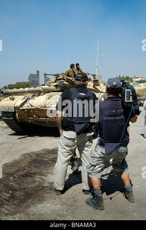 TV notizie equipaggio protettivo indossando flak jacket le riprese di truppe israeliane messa a nord di Israele Libano confine Foto Stock