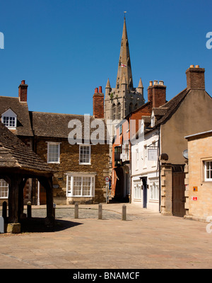 Oakham Market Place con burro Croce, Chiesa di Tutti i Santi e la Oakham edifici scolastici, Rutland, England, Regno Unito Foto Stock