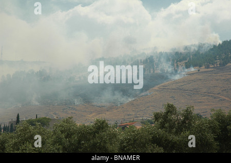 Il fumo sorge nella periferia della città israeliana di Kiryat Shmona dopo l'attacco dei razzi Katyusha da parte di Hezbollah dal Libano durante la guerra di Israele - Hezbollah Foto Stock