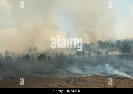 Il fumo sorge nella periferia della città israeliana di Kiryat Shmona dopo l'attacco dei razzi Katyusha da parte di Hezbollah dal Libano durante la guerra di Israele - Hezbollah Foto Stock