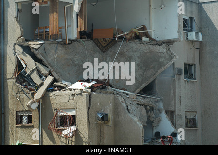 Un edificio residenziale mostra gravi danni dopo che è stato colpito direttamente da un razzo Hezbollah grad nel quartiere di Bat Galim nella città di Haifa durante la guerra Israele - Hezbollah Foto Stock