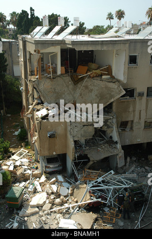 Un edificio residenziale mostra gravi danni dopo che è stato colpito direttamente da un razzo Hezbollah grad nel quartiere di Bat Galim nella città di Haifa durante la guerra Israele - Hezbollah Foto Stock