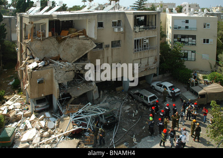 Un edificio residenziale mostra gravi danni dopo che è stato colpito direttamente da un razzo Hezbollah grad nel quartiere di Bat Galim nella città di Haifa durante la guerra Israele - Hezbollah Foto Stock