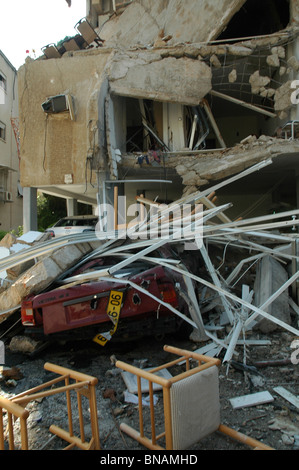 Vista di un edificio residenziale distrutto dopo che ha sostenuto un colpo diretto da un razzo Hezbollah Grad nel quartiere di Bat Galim la città di Haifa durante la guerra di Israele - Hezbollah Foto Stock