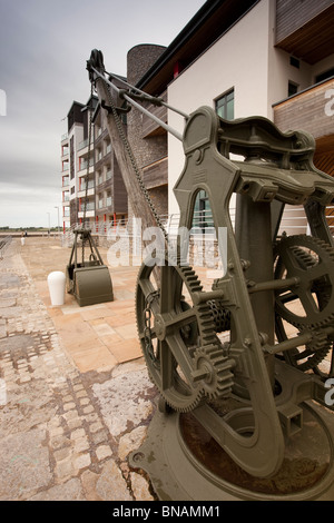 Regno Unito, Galles Gwynedd, Caernarfon, Victoria Dock, vecchia gru portuali in banchina Foto Stock