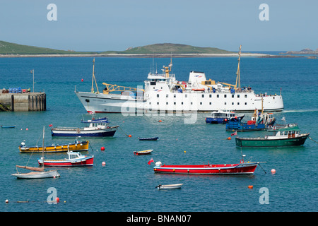 Il Scillonian III circa al dock in Santa Maria del porto, isole Scilly Cornwall Regno Unito. Foto Stock