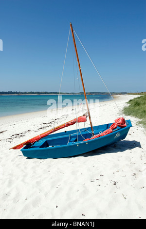 Barca a vela su di una spiaggia di sabbia a San Martin's, isole Scilly Cornwall Regno Unito. Foto Stock