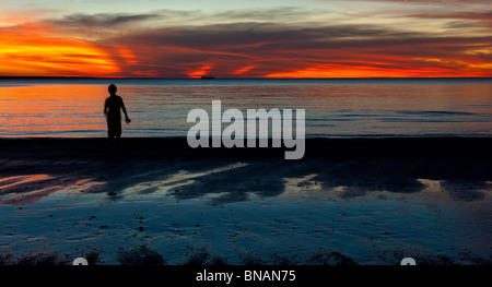 Guardare il tramonto da favola a Mindil Beach Darwin Territorio del Nord Australia famosa per i suoi mercatini serali. Foto Stock