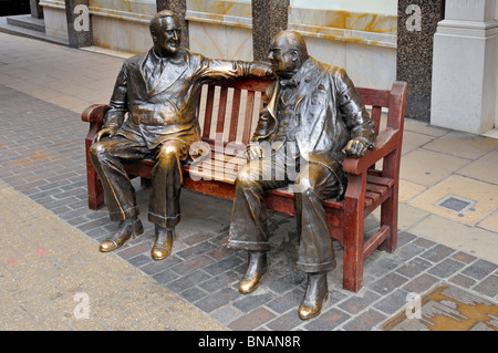 Statua di Londra alleati da Lawrence Holofcener commemorando Winston Churchill e Franklin D Roosevelt insieme sul sedile unico London West End Inghilterra Foto Stock