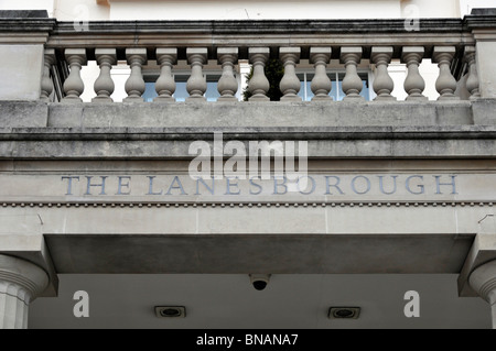 Close up di segno principale di cui sopra Knightsbridge ingresso Lanesborough Hotel 5 stelle lusso costoso hotel con balcone in pietra balaustra sopra London REGNO UNITO Foto Stock