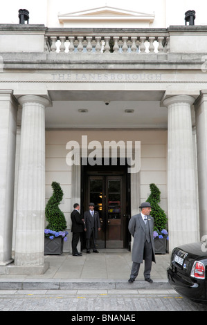 Hyde Park Corner hotel portiere o porter al di fuori di Knightsbridge porte di entrata segno sopra Lanesborough hotel di lusso a 5 stelle Londra Inghilterra REGNO UNITO Foto Stock