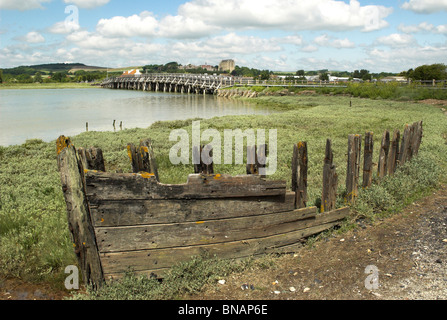 Il vecchio ponte a pedaggio attraverso il Fiume Adur con un relitto in primo piano - Shoreham-By-Mare, West Sussex. Foto Stock