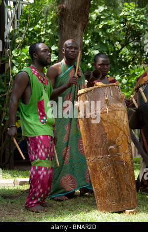 Africa, Ghana, Accra. La Palm Beach Hotel. Tradizionali di ovest africano spettacolo folcloristico. Foto Stock