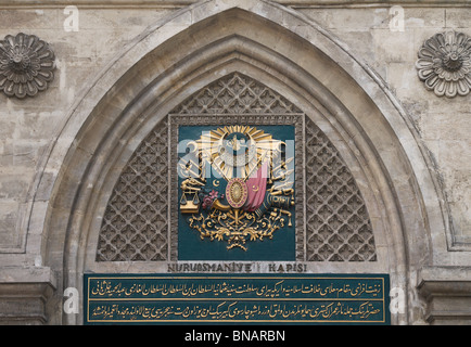 La guarnizione sopra il Nuruosmaniye cancello di ingresso al Grand Bazaar ,Istanbul , Turchia Foto Stock