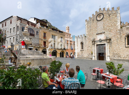 Cafè sul marciapiede di fronte al Duomo (la cattedrale), Taormina, Sicilia, Italia Foto Stock