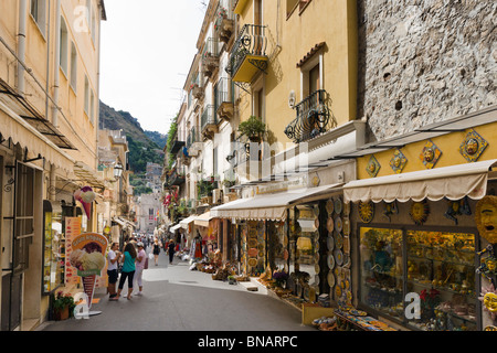 I negozi sulla Via teatro Greco nella città vecchia, Taormina, costa Sud Orientale, Sicilia, Italia Foto Stock