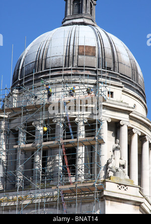 Costruttori lavorando sul ponteggio a casa Consiglio, Nottingham, Inghilterra, Regno Unito Foto Stock