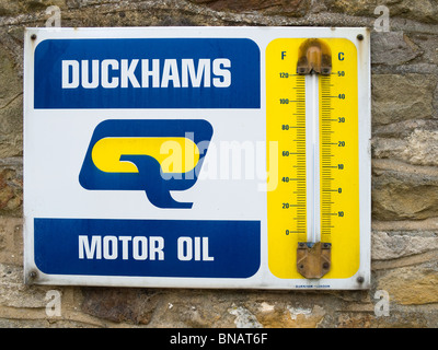 Un vecchio segno di smalto per Duckhams 'Q' olio motore con un termometro Foto Stock