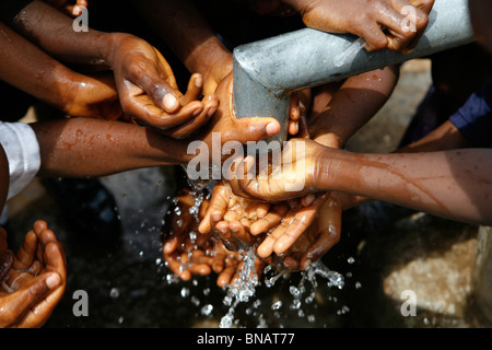 I bambini con acqua, Sierra Leone, Africa occidentale Foto Stock