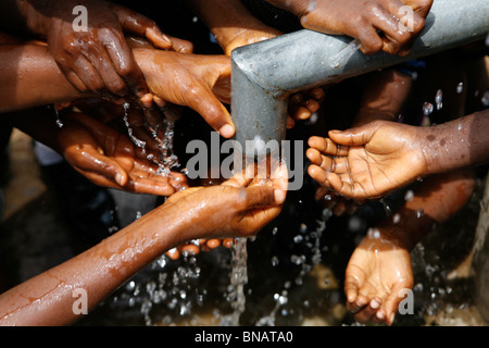 I bambini con acqua, Sierra Leone, Africa occidentale Foto Stock