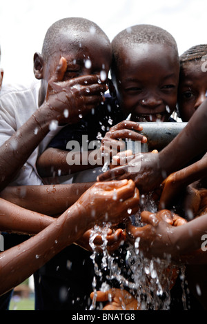 Bambini acqua potabile, Sierra Leone, Africa occidentale Foto Stock