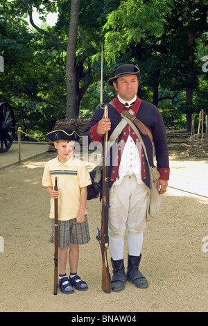 Un giovane visitatore in posa per una foto con un 1780s esercito continentale soldato a Yorktown Victory Center, un museo vivente di storia a Yorktown, Virginia, Stati Uniti d'America Foto Stock