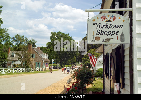 I visitatori di passeggiata di un tratto della strada principale per fare acquisti e cenare nel quartiere coloniale di Yorktown, uno storico americano villaggio rivoluzionario in Virginia. Foto Stock