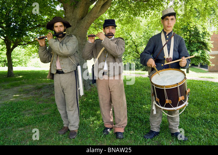 Tre Guerra civile reenactors giocare pifferi e il tamburo per i visitatori a Yorktown Battlefield in Colonial National Historical Park a Yorktown in Virginia, Stati Uniti d'America. Foto Stock