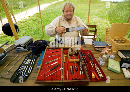 Un reenactor visualizza la Guerra Civile gli strumenti medici a ri-creato accampamento militare al campo di battaglia di Yorktown nella Storica Yorktown, Virginia, Stati Uniti d'America. Foto Stock